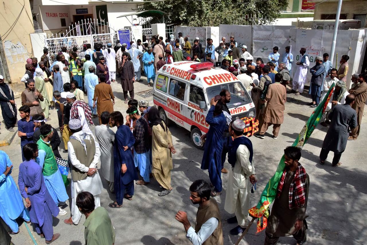 Atentado suicida en Pakistán deja al menos 52 muertos y decenas de heridos