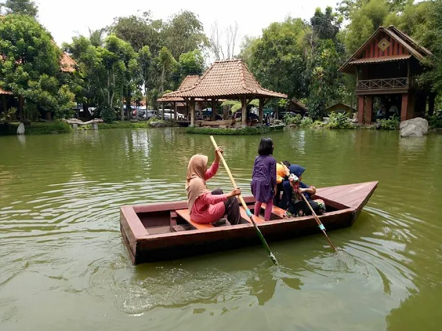 mendayung sampan di Watugunung Ungaran