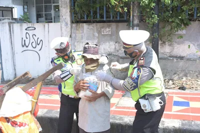 Operasi Patuh Krakatau 2020, Bagikan Paket Sembako dan Masker