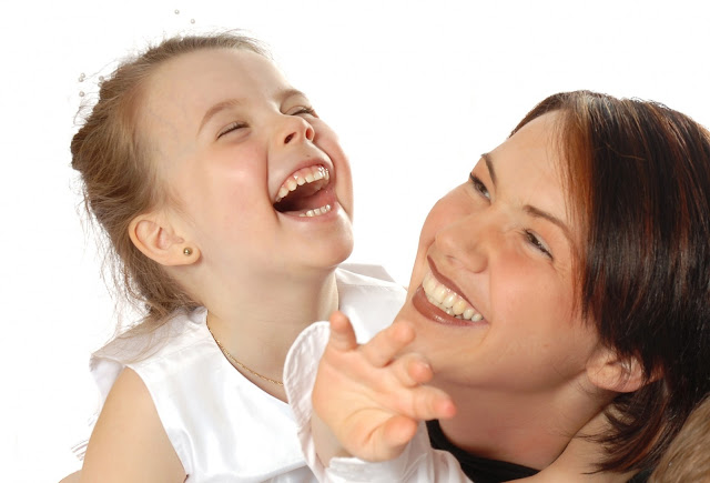 Mère et fille, rire jusqu'aux éclats.