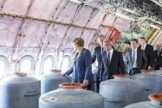 visite de l'intérieur d'un avion militaire par la chancelière allemande