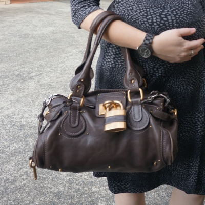 AwayFromTheBlue | Chloe Paddington brun black printed dress brown bag