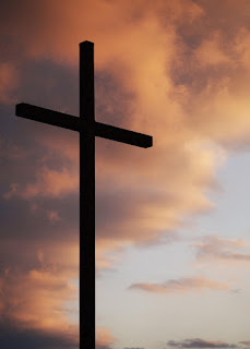 Une grande croix devant un ciel couvert