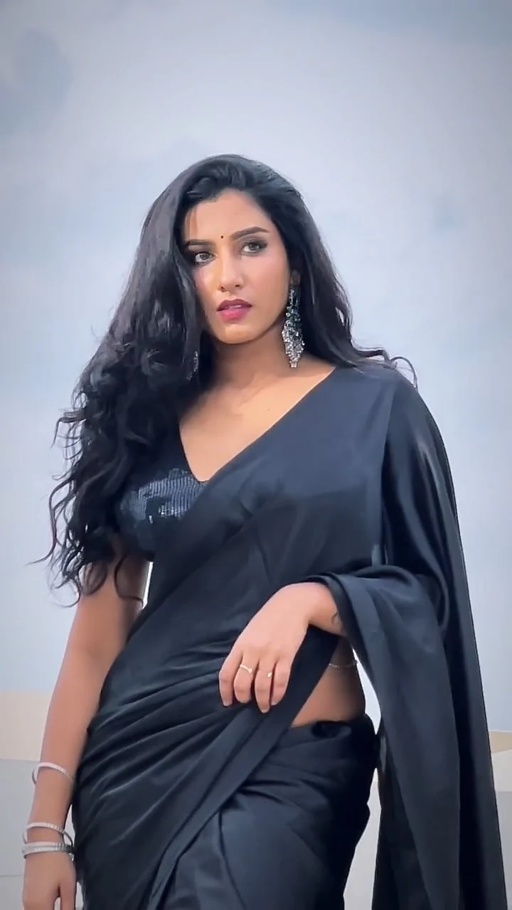 Vishnupriyaa bhimeneni black saree hot