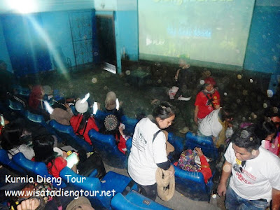 suasana dalam dieng plateau theater