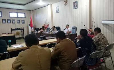 Langgur, Malukupost.com - Rombongan dari Kementerian Sekretariat Negara (Kemensesneg) Republik Indonesia yang dipimpin Asisten Deputi Hubungan Organisasi Kemasyarakatan dan Organisasi Politik, M. Ari Setiawan,SE.MM melakukan kunjungan kerja (kunker) di Kabupaten Maluku Tenggara (Malra). Berdasarkan pantauan Malukupost.com, Asisten Deputi bersama staf menggelar pertemuan dengan Pemerintah Daerah (Pemda) Malra, yang dipusatkan di Aula Kantor Bupati, Selasa (24/7).