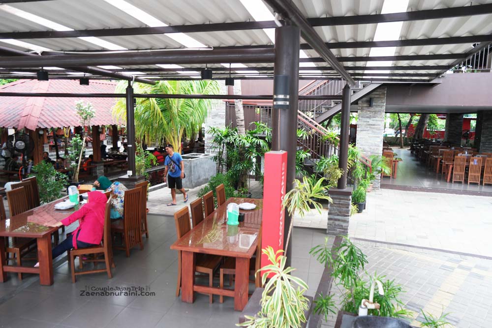  Taman Santap Rumah Kayu Air Ancol  Nuansa Makan di Dalam 