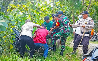 Personel Polsek Kokap dan Koramil 03 bersama Warga Evakuasi Motor Tergelincir Jurang