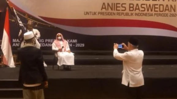 Heboh Atribut HTI Berkibar di Acara Deklarasi Anies Presiden, Panitia: Turunin Benderanya, Antum Sayang Pak Anies Gak?