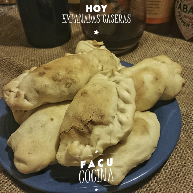 Empanadas caseras de carne cortada a cuchillo, hongos, salchicha parrillera