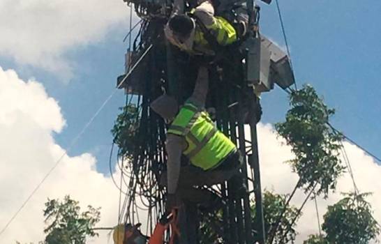 Dos técnicos quedan atrapados en torre de transmisión en San Pedro de Macorís
