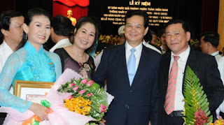 Thủ tướng Nguyễn Tấn Dũng và các nghệ sĩ được phong tặng danh hiệu NSND và NSƯT