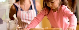Instalaciones eléctricas residenciales - Niña con rodillo en la cocina