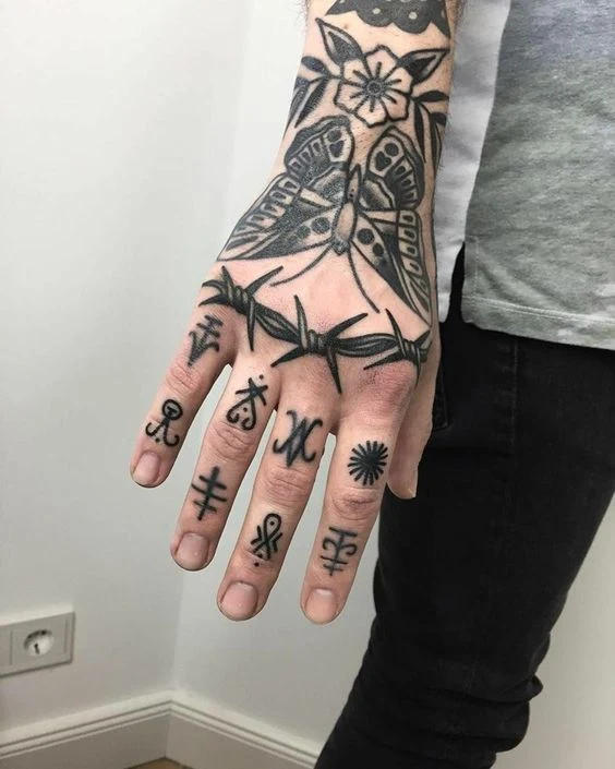 tatuagem na mão e no braço masculino