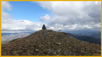 Vistas al hito de cumbre del Pico Penouta