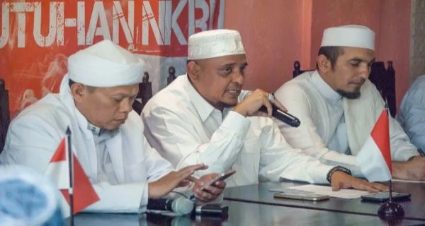 Ketua Gerakan Nasional Pengawal Fatwa Ulama (GNPF Ulama) Yusuf Muhammad Martak menilai kelompok bermental komunis menjadi otak di balik kejadian pembakaran baliho bergambar Imam Besar Front Pembela Islam (FPI) HRS.