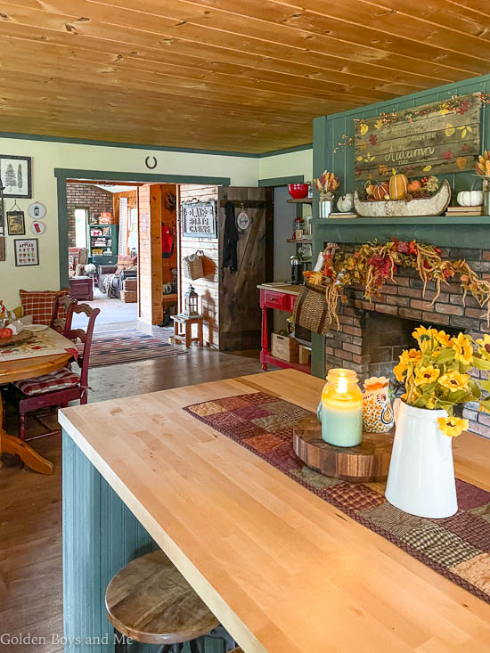 Fall decor in mountain cabin - www.goldenboysandme.com