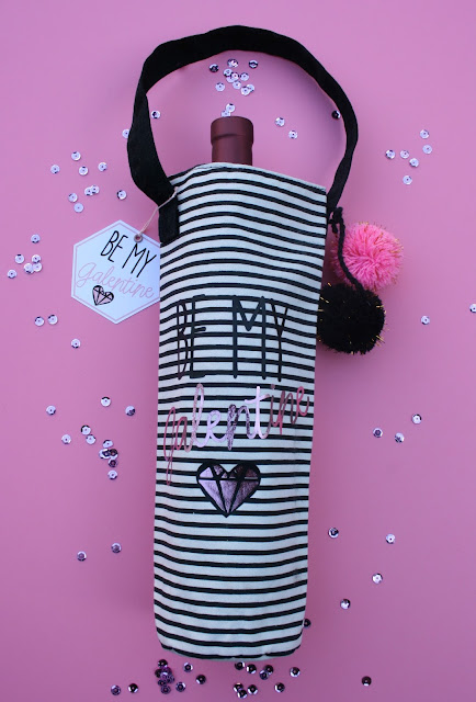 How adorable is this DIY Galentine's Day Wine Bag (+ FREE printable tag)!?