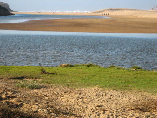 rzeka tnące plażę da Bordeira na Costa Vicentina 