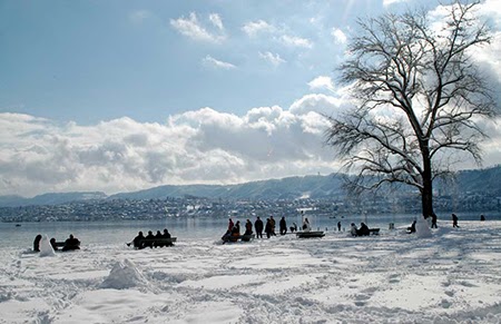 Mùa đông trắng ở thành phố cổ kính Zurich