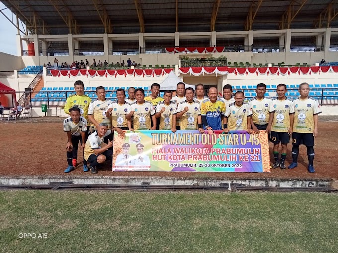 PERTANDINGAN TURNAMEN SEPAK BOLA U-45 WALIKOTA CUP PRABUMULIH Prabumulih,  28 Oktober 2022, Bertempat di GOR STADION TALANG JIMAR , yang di buka secara langsung oleh Bapak Walikota Prabumulih Ir H Ridho Yahya.MM ,Pertandingan tersebut berlangsung dari tanggal 29 - 30 Oktober 2022, adapun peserta pertandingan di ikuti oleh 16 peserta Club Sumsel dan Perwakilan Provinsi Lain. Selanjutnya pada Hari Minggu 30 Oktober 2022,  di tutup  oleh Bapak Walikota Prabumulih Ir.H.Ridho Yahya, MM.  Adapun hasil pertandingan adalah sebagai berikut :   Juara 1 :  AGASTAR  JKT , Juara 2 : CURUP OLD STAR  Juara  3 :  BANYU ASIN OLD STAR  Juara  4 : OLD  STAR  SUMSEL.Dalam sambutannya Walikota Prabumulih Ir.H.Ridho Yahya, MM menyampaikan," Kami  menyampaikan ucapan trima kasih kepada segenap peserta turnamen U -45 yang telah melaksanakan pertandingan dengan lancar,sportif dan sesuai dengan  yang telah diagendakan,selamat kepada Tim kesebelasan yang telah menjadi juara,dan kepada yang belum berhasil agar tidak berkecil hati,yang pasti turnamen ini menjadi ajang silaturahmi bagi kita semua,dan untuk tahun depan turnamen ini akan kita percepat pelaksanaannya " ujar Walikota Prabumulih dua periode ini.  Selanjutnya Kapten kesebelasan Agastar  Jakarta Timur, Nur Cahyo menyampaikan," kami sangat berterima kasih kepada Pemertintah Kota Prabumulih dan segenap panitia atas terselenggaranya turnamen tahunan U- 45 di Kota Prabumulih,dan kami sangat berkesan atas paparan Walikota Prabumulih,Bapak H.Ridho Yahya pada saat malam ramah tamah,luar biasa program pembangunan yang ada di Kota Prabumulih,benar- benar sangat dirasakan masyarakat,mudah- mudah program pembangunan yang ada di Kota Prabumulih dapat diterapkan di Sumatera Selatan dan Indonesia pada umumnya apalagi banyak program yang mendapat rekor MURI. @ridhoyah @andriansyahfikriii  #beritasepakbola #pssisumsel #beritabola  #sumselupdate #tribunsumsel #sumeksonline  #sumeks #detiksumsel #sumselkekinian