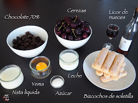 Brazo de bizcochos de soletilla (savoiardi) con relleno de cerezas y mousse de chocolate