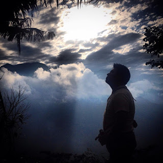 Observando los ricos colores del cuadro de  Pakal revivo el momento en el que nuestro  guía, Miguel Méndez López, nos adentra  en el corazón de la Sierra Madre chiapaneca.