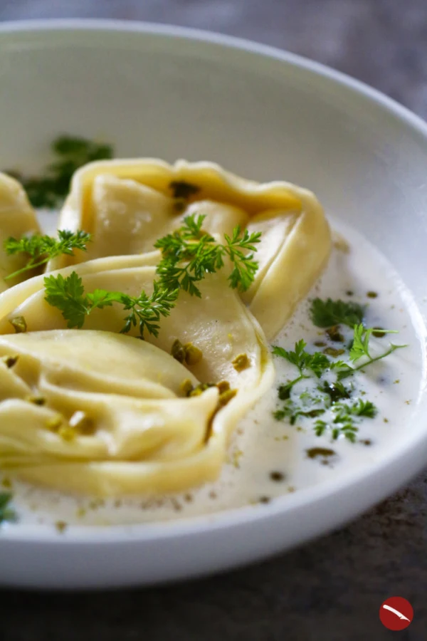 In diesem Rezept räkeln sich Tortelloni mit Ricotta-Mortadella-Füllung in einer Reduktion aus Hühnerbrühe und Milch mit Pistazien und Kerbel-Öl #arthurstochterkocht #foodblog #pasta #teigtaschen #tortellini #tortelloni #lasagne #ravioli #mortadella #italienische_küche #italienisch_kochen #ricotta #olivenöl