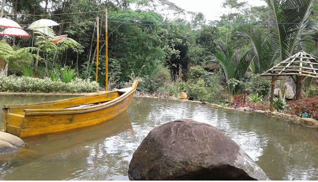 perahu ditengah kolam rute curug madu resmi doro