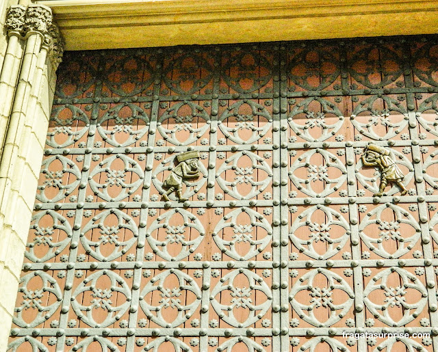 Imagem dos bastaixos (estivadores do Porto de Barcelona) nas portas da Basílica de Santa Maria del Mar