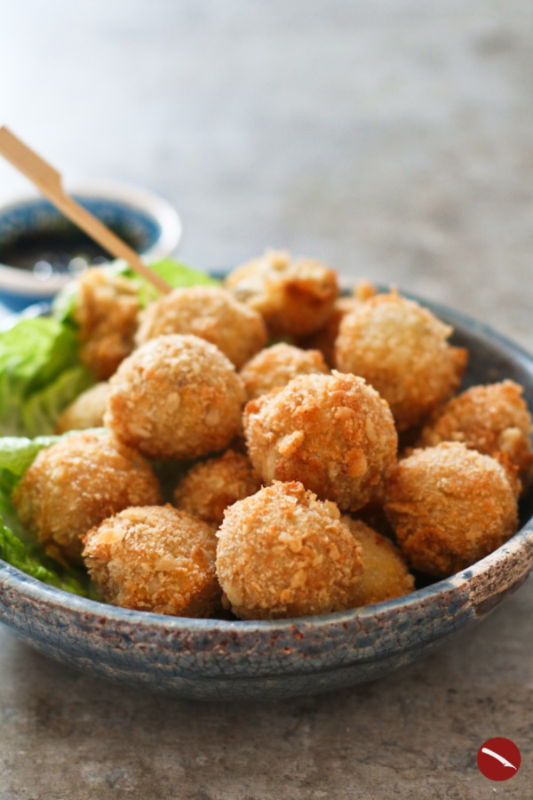 Bitterballen, holländische Fleisch-Kroketten selbstgemacht #bitterballen #rezept #deutsch #dutch #maken #photography #recipe_dutch #mozarella #vegan #vegetarisch #champignon #packaging #fried #zelf #frittierte #foodblog #netherlands #holland