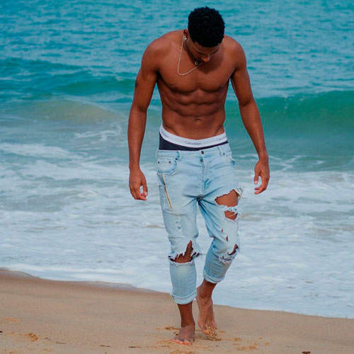 Paulo André Camilo sem camisa na praia
