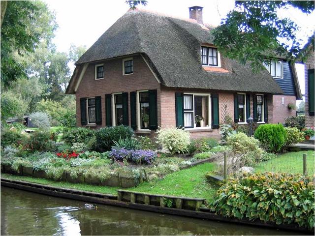 A Village in Holland .. With no roads AT ALL!