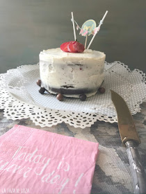 Tarta-de-cumpleaños-rellena-con-mermelada-de-frambuesas