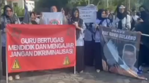 Jika guru sudah sudah berlepas tangan dan masa bodoh dengan para siswanya serta tidak berperan sebagaimanamestinya sebagai seorang pendidik, mau dibawa kemana pendidikan Indonesia ini ?  Sobat Guru, wajib diketahui oleh seluruh pendidik, bahwa sebenarnya PGRI sudah melakukan MOU dengan Polri, tentang perlindungan hukum dan bantuan pengamanan profesi guru.  MOU ini bertujuan memberikan rasa aman dan nyaman para tenaga pendidik dalam mencerdaskan anak bangsa serta tidak perlu takut lagi dalam menjalankan tugasnya, sejauh sesuai dengan batasan-batasan seorang guru dalam mengajar.  Selengkapnya MOU POLRI dan PGRI dalam Perlindungan Hukum Guru