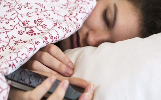 Ini Bahaya Tidur Bersama Smartphone