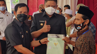 Bupati OKU Timur dan ATR BPN OKU Timur serahkan 220 Bidang Sertifikat