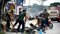  Prajurit Yonko 462 Kopasgat Melaksanakan Gotong Royong Jum'at Bersih di Pekanbaru