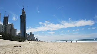 Playa y rascacielos de Surfers Paradise.