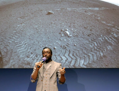 Will.I.Am menyanyikan lagu Reach for the Stars di Makmal Propulsi Jet milik NASA di Pasadena, California di hadapan sekumpulan pelajar, 