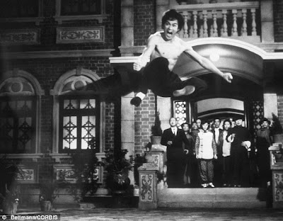 Foto Kodok Bergaya Ala Bruce-lee [ www.BlogApaAja.com ]