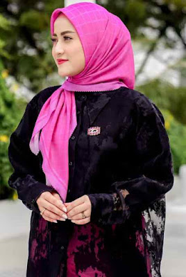 hijab pink dan baju hitam