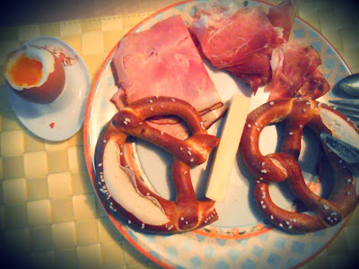 Brezel, Bergkäse, weiches Ei, Wacholderschinken, Tiroler Speck, Prosciutto