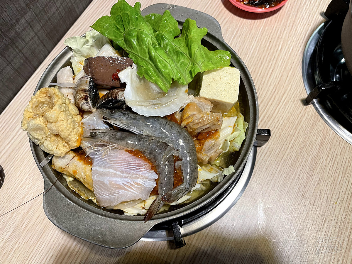 台南美食｜東區 【億品鍋-成大店】平價火鍋推薦｜吃出高品質文青質感火鍋店｜自助吧吃到飽