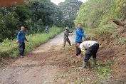 TNI-Polri dan Pemadam Kebakaran Bersihkan Material Longsor di Jalan Bireuen-Takengon 