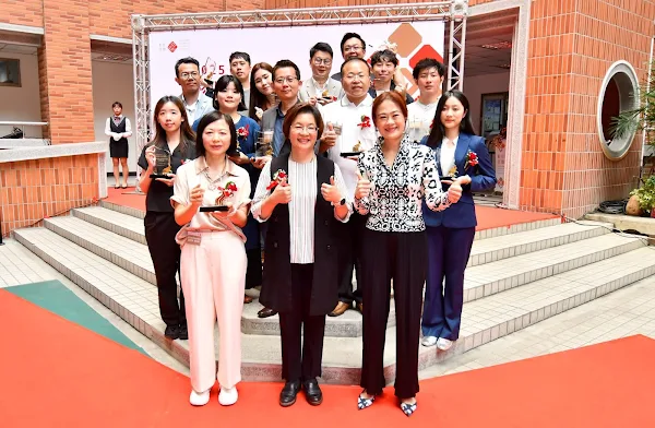 ▲2025彰化文創精品授證典禮，由縣長王惠美親自表揚13件獲選精品，展現獨特的彰化文創魅力，讓世界看見彰化的美。 （記者林明佑翻攝）