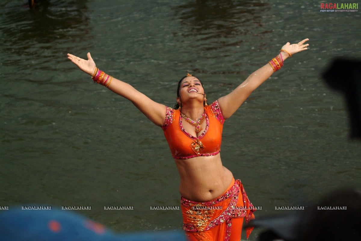 Suja Varunee dances in "Machi Suthtungada" song from the movie "Singakutty"