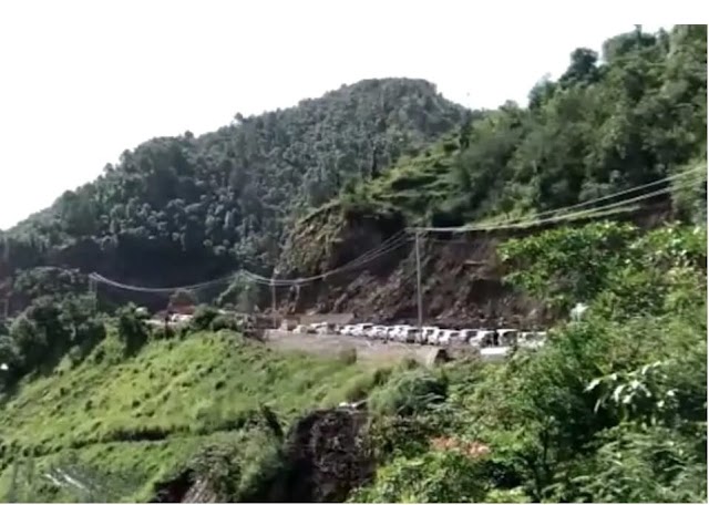  आफत की मानसून,पहाड़ी दरकी,लगा घन्टों जाम