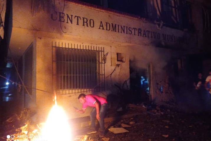 Carro bomba destruyó la sede de la Alcaldía de Argelia, Cauca