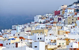Ville marocaine blanche Tétouan près de Tanger